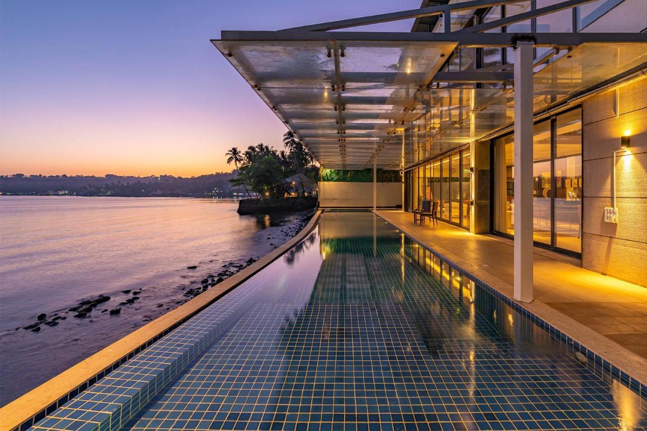 Oceanic Sunsets With River View, Comp Breakfast & Infinity Pool At Stayvista Verem Экстерьер фото