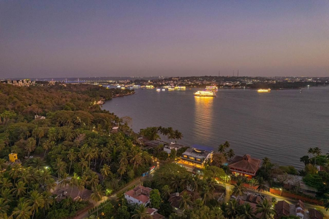 Oceanic Sunsets With River View, Comp Breakfast & Infinity Pool At Stayvista Verem Экстерьер фото
