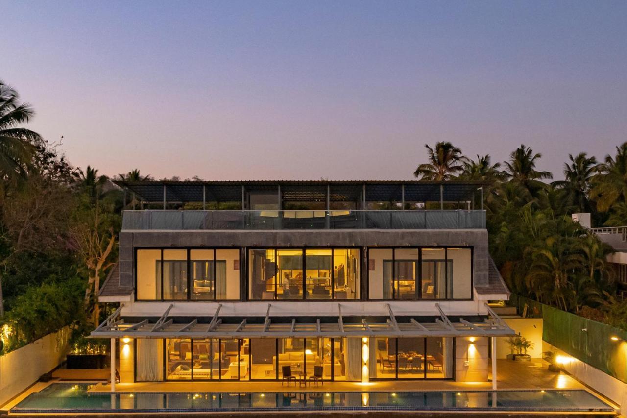 Oceanic Sunsets With River View, Comp Breakfast & Infinity Pool At Stayvista Verem Экстерьер фото